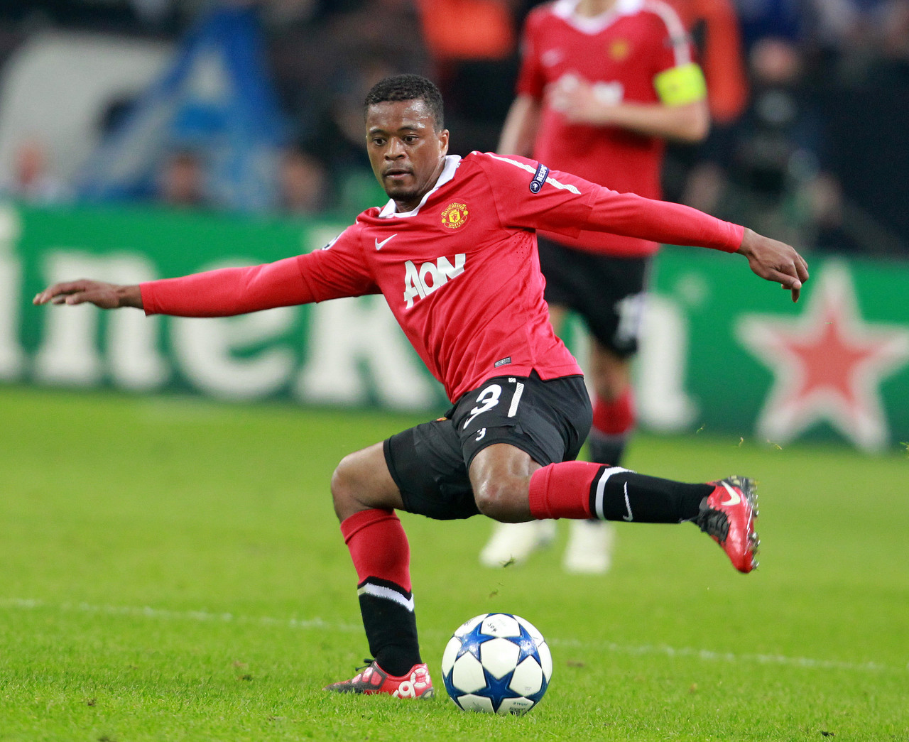 他利用自己 他利用自己